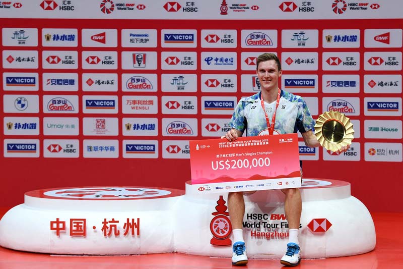 Tunggal putra Denmark Viktor Axelsen berhasil meraih juara tunggal putra BWF World Tour Finals usai mengalahkan wakil Cina Shi Yu Qi di Hangzhou, Cina, Ahad (17/12/2023).