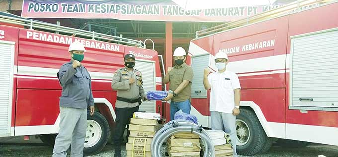 Penyerahan alat pemadam oleh Administratur PT KTU Hubbal K Sembiring kepada Kapolres Siak AKBP Gunar Rahadiyanto SIK MH diwakili Babinkamtibmas Polsek Koto Gasib Bripka Mahadir, Rabu (23/6/2021).
