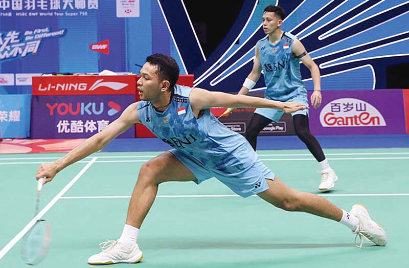 Ganda putra Indonesia Fajar Alfian yang berpasangan dengan Muhammad Rian Ardianto mengambil kok saat berhadapan dengan wakil Jepang Keiichiro Matsui/Yoshinori Takeuchi pada babak 32 besar Cina Masters, Rabu (22/11/2023).