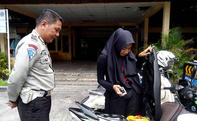MENANGIS: Dengan kondisi menangis tersedu-sedu seorang mahasiswi saat mendatangi Mapolsek Tampan usai ditilang petugas, Rabu (31/10/2018). foto sakiman riau pos.