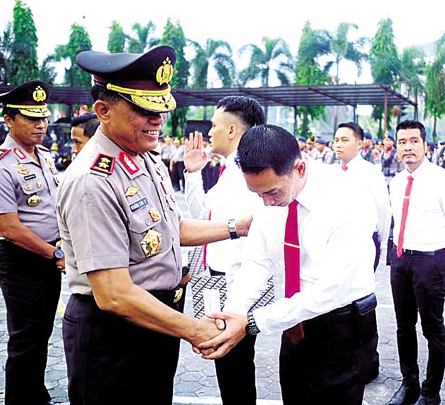 SALAMI: Kapolda Riau Irjen Pol Drs Widodo Eko menyalami jajaran Satuan Reserse Kriminal dan Satuan Reserse Narkoba Polresta Pekanbaru saat pemberian reward di Mapolda Riau, Kamis (17/1/2019).sakiman /RIAU POS
