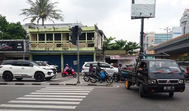 LANGGAR: Sebuah mobil pick up tampak melanggar rambu larangan memutar balik di traffic light persimpangan Jalan Tuanku Tambusai-Jalan Sudirman, Senin (8/10/2018).
