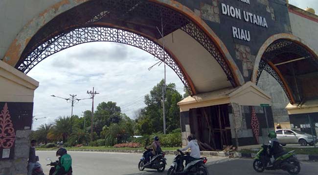 BESI TERGANTUNG : Tampak besi tergantung dan membahayakan pengendara yang melintas di Gapura Stadion Utama Riau, Jalan SM Amin, Jumat (12/10/2018). foto Agustiar/riaupos