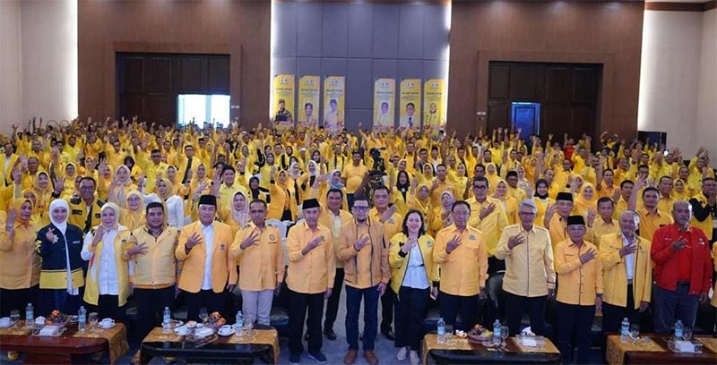 Ratusan bacaleg dari Golkar se-Riau bersama Wakil Ketua Umum DPP Golkar Ahmad Dolly Kurnia Tanjung, Ketua Golkar Riau Syamsuar dan jajaran serta Ketua Golkar Kuansing Adam Sukarmis saat acara orientasi dan bimtek caleg Golkar se-Riau di Pekanbaru, Rabu (5