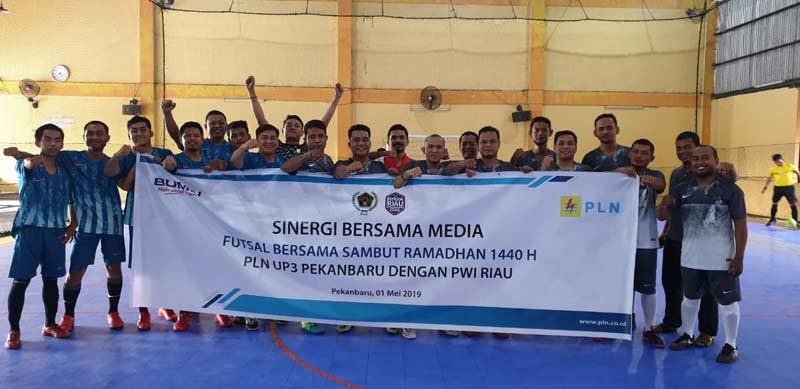 Tim futsal PLN UP3 Pekanbaru dan PWI Pekanbaru serta PWI Riau foto bersama sebelum melaksanakan tanding persahabatan di lapangan futsal  Jalan Setia Budhi, Rabu (1/5/2019).(M ALI NURMAN/RIAU POS)