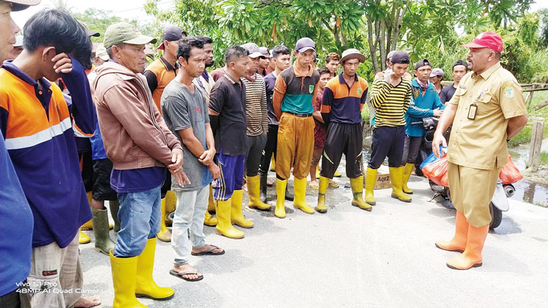 Kepala DLH Rohil Suwandi SSos memberikan arahan kepada petugas saat akan melakukan kegiatan untuk penanggulangan dampak banjir di Bagansiapiapi, Senin (16/10/2023).