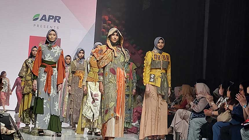 Para model menampilkan parade busana berbahan rayon pada ajang Muslim Fashion Festival.