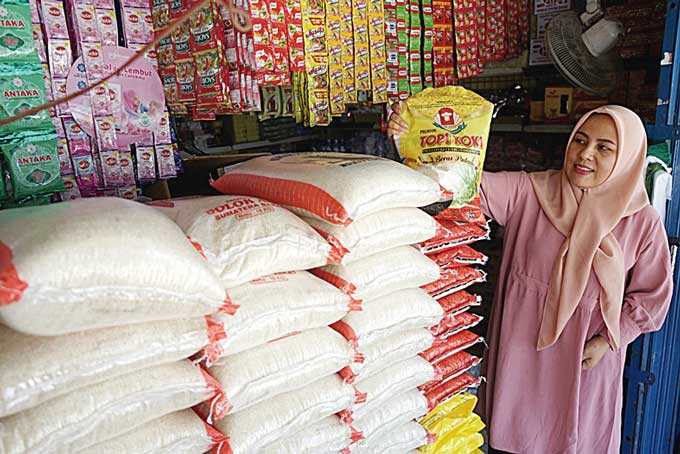 Pedagang memperlihatkan tumpukan beras yang dijual di kios miliknya di Pasar Dupa, Pekanbaru, Rabu (1/2/2023). Harga beras menjadi salah satu pemicu inflasi  di Januari lalu.