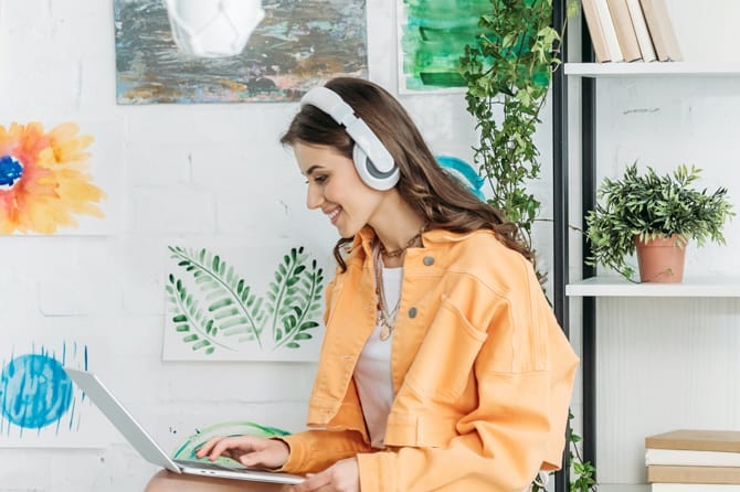 Ilustrasi menggunakan headphone.
