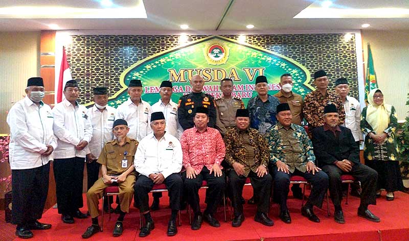 Ketua MUI Riau Prof DR H Ilyas Husti MA (tiga kanan), Ketua FKUB Riau KH Abdul Rahman Lc (dua kanan), Ketua DPW LDII Riau DR Imam Suprayogi STMT (tiga kiri), Ketua LDII periode lalu Sofran SE (kanan), Pembina LDII H Nazirwan (dua kiri) foto bersama di sel