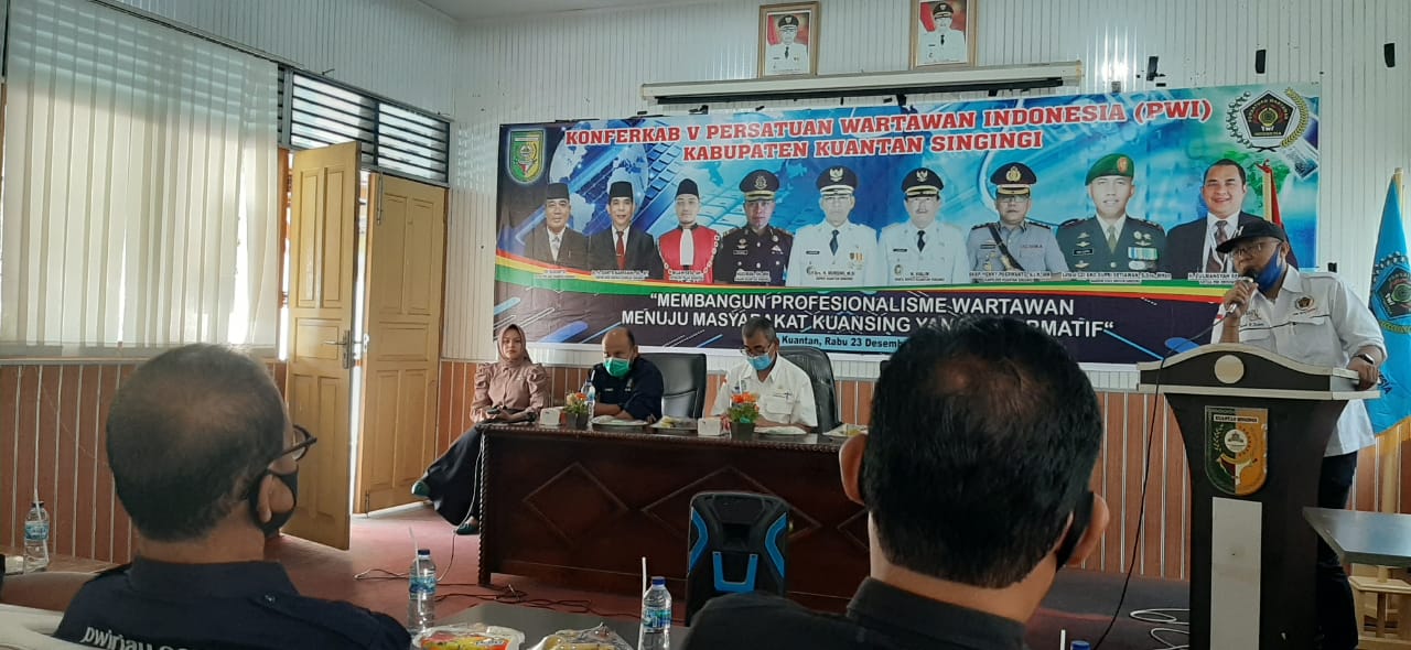 Wakil Ketua PWI Riau Harry B Koriun menyampaikan sambutan saat Konferkab V PWI Kuansing di Balai Diklat Teluk Kuantan, Rabu (23/12/2020).(JUPRISON/RIAUPOS.CO)