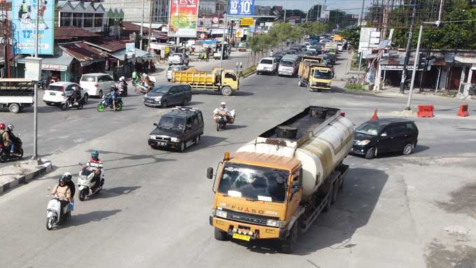 Foto udara yang menunjukkan suasana arus kendaraan di persimpangan Jalan Garuda Sakti- Hr Soebrantas, Pekanbaru, Ahad (26/6/2022) sebelumnya di persimpangan ini telah terjadi kecelakaan lalu lintas antara truk tanki CPO dengan sepeda motor, yang menyebabk