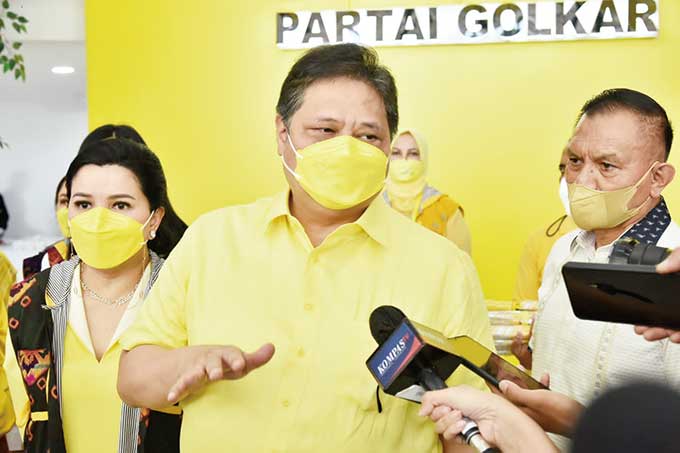 Ketua Umum DPP Partai Golkar Airlangga Hartarto saat diwawancarai wartawan, beberapa waktu lalu.