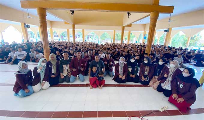 Foto bersama Pengurus Pondok Pesantren Modern Al Kautsar, Dosen, Kelompok KKN Univ Abdurrab Simp.Badak, para Santri  dalam seminar dan pembekalan untuk  AntisipasiÂ  Scabies merupakan Suatu Ikhtiar menciptakan Sekolah Cerdas sabtu (13/08)