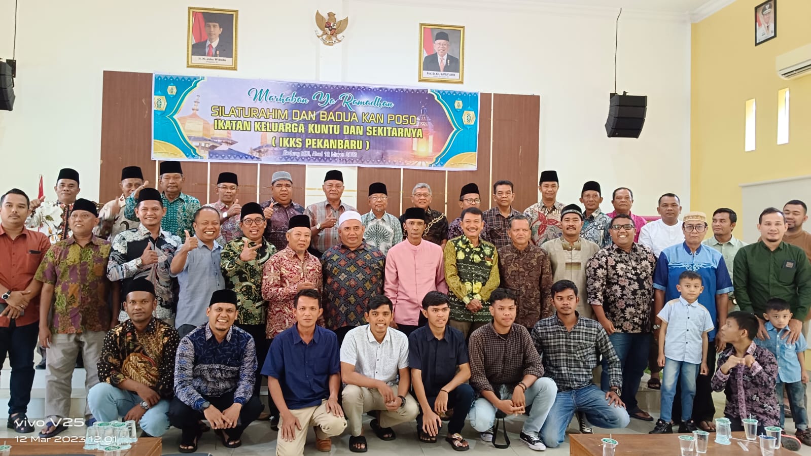 Foto bersama Ketua IKKS Pekanbaru Habiburrahman SAg MPd, mantan Ketua Afrizal AN dan pengurus foto bersama usai pemilihan ketua baru dan silaturahim sambut Puasa, Ahad (12/3/2023) di Gedung MDI Pekanbaru.