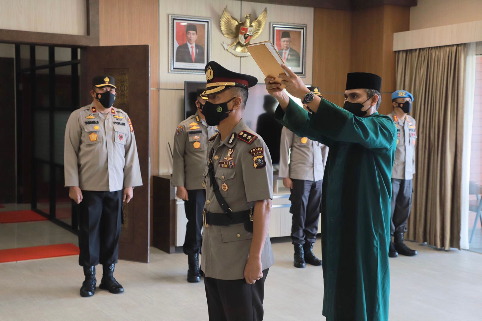 AKBP Wendry Purbiyanto disumpah saat dilantik sebagai Direktur Binmas Polda Riau, Senin (7/2/2022).