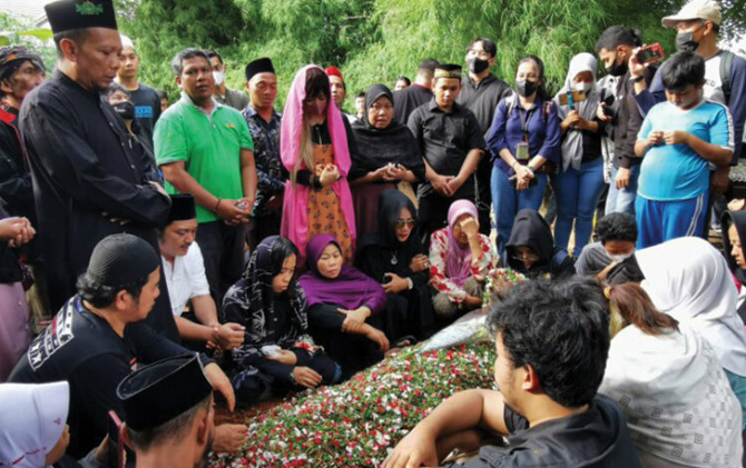 Keluarga dan sejumlah sahabat mengantarkan Ki Joko Bodo ke peristirahatan terakhir di TPU Lubang Buaya, Jakarta, Selasa (22/11/2022).