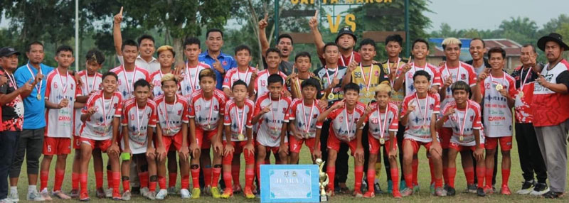 Pemain, pelatih dan ofisial Opris melakukan selebrasi usai penyerahan hadiah juara Piala Soeratin U-13 Zona Riau di Lapangan Baterai A Kubang, Pekanbaru,  Kamis (30/11/2023).