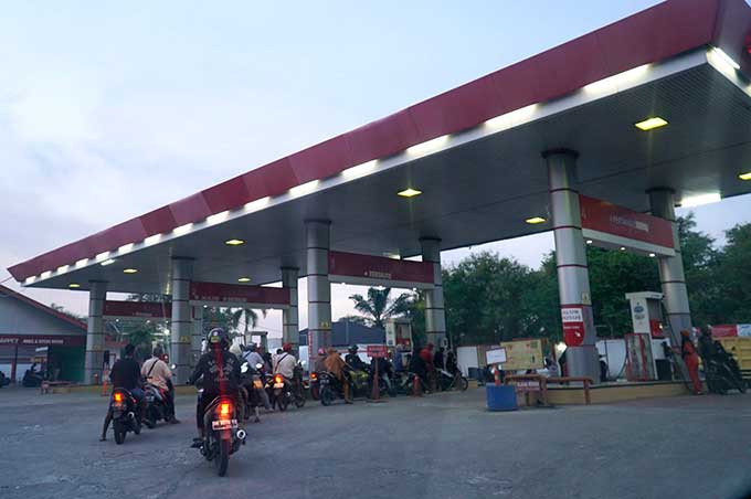 Suasana SPBU yang berada di Jalan Arifin Achmad Pekanbaru, Senin (11/10/2021). Pada hari itu sejumlah SPBU di Pekanbaru mengalami kekosongan stok BBM sehingga menyebabkan antrean di sejumlah SPBU lain.