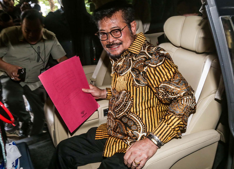 Menteri Pertanian Syahrul Yasin Limpo memasuki mobil saat meninggalkan Gedung Kementerian Pertanian, Jakarta, Kamis (5/10/2023).