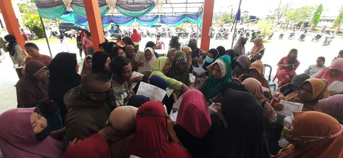 Warga penerima beras bantuan pangan antre saat didata di Kota Dumai, Selasa (11/4/2023).