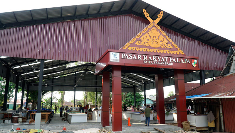 Pedagang mulai menempatiÂ bangunan baru PasarÂ Palapa yang selesai direvitalisasi di Jalan Durian, Kecamatan Payung Sekaki, Senin (11/12/2023).