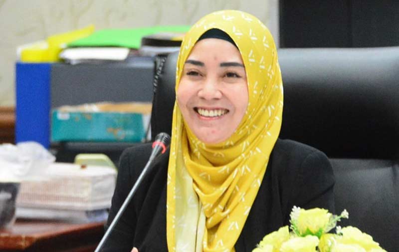Sekretaris Komisi III DPRD Riau Sewitri berbicara dalam rapat.