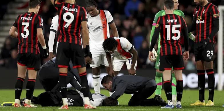 Kapten Luton Town mendapatkan penanganan media usai tak sadarkan diri.