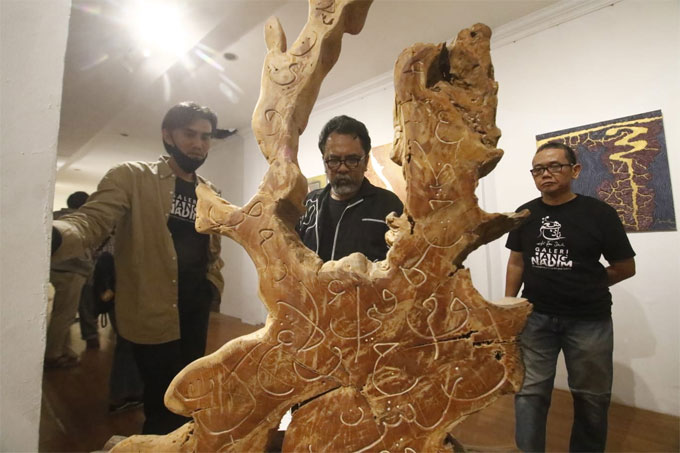 Kepala Dinas Kebudayaan Provinsi Riau Raja Yoserizal Zen didampingi Kepala Galeri Hang Nadim Furqon Elwe bersama Kurator Pameran Fachrozi Amri melihat lukisan yang dipamerkan saat pameran akhir tahun dengan tema Re-post di Galeri Hang Nadim Anjungan Kampa