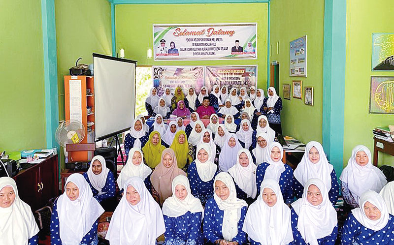 Kadisdikpora Rohul Margono diwakili Kabid PAUD Dikmas Komar Zaman SPd MMA foto bersama dengan pengurus Himpaudi usai membuka pelatihan Kurikulum Merdeka, Selasa (3/10/2023).