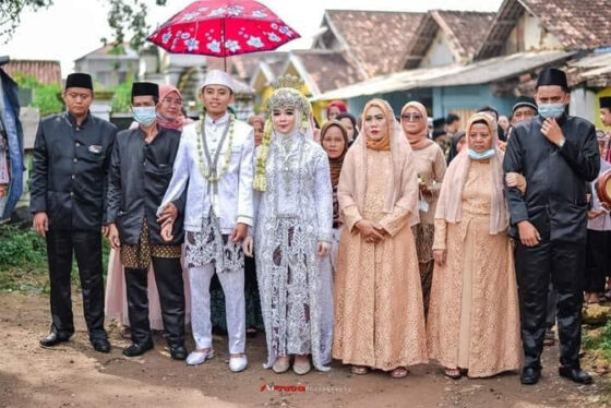 Rozy dan Norma Risma didampingi kedua orang tua saat melangsungkan pernikahan.