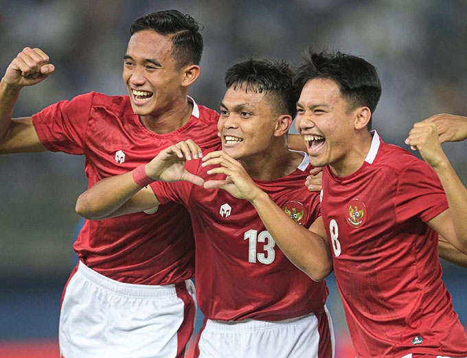 Pemain Indonesia Rachmat Irianto (tengah), Witan Sulaeman (kanan), dan Rizky Ridho (kiri)melakukan selebrasi  saat melawan Curacao di Stadion Pakansari, Bogor, Jawa Barat, Selasa (27/9/2022). Foto atas, pemain Indonesia Egy Maulana Vikri berduel dengan pe