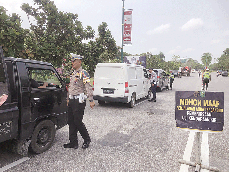 Kanit Turjawali Satuan Lalu Lintas Polres Siak Ipda Muhammad Suwanto memberikan sosialisasi kepada pengendara roda empat tentang pentingnya tertib berlalu lintas di KTL ujung jembatan TASL, baru-baru ini.