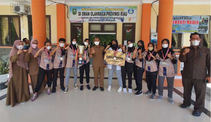 Kepala SMANOR Sahid Suwarno didampingi pelatih Ranto foto bersama tim putri futsal SMANOR yang sukses menjuarai Liga Futsal Nusantara Riau 2022, Selasa (22/3/2022).