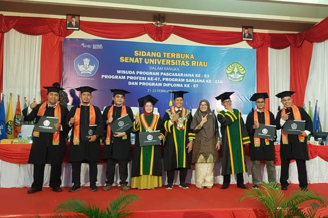 Wisudawan dan wisudawati Program Profesi Insinyur Fakultas Teknik Unri foto bersama Dekan Fakultas Teknik Unri Prof Dr Eng Ir Azridjal Aziz ST MT, Wakil Dekan 1 FT Unri Prof Zuchra Helwani ST MT PhD usai wisuda,  Rabu (22/2/2023).