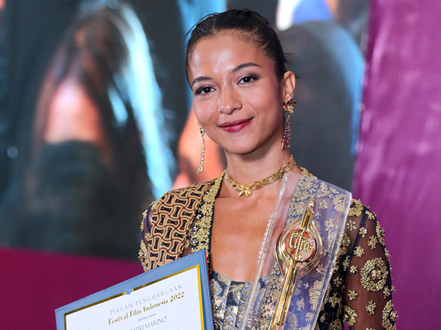 Putri Morino setelah memenangi Piala Citra untuk kategori Pemeran Pendukung Perempuan Terbaik FFI 2022 di Jakarta, Selasa (22/11/2022) malam.