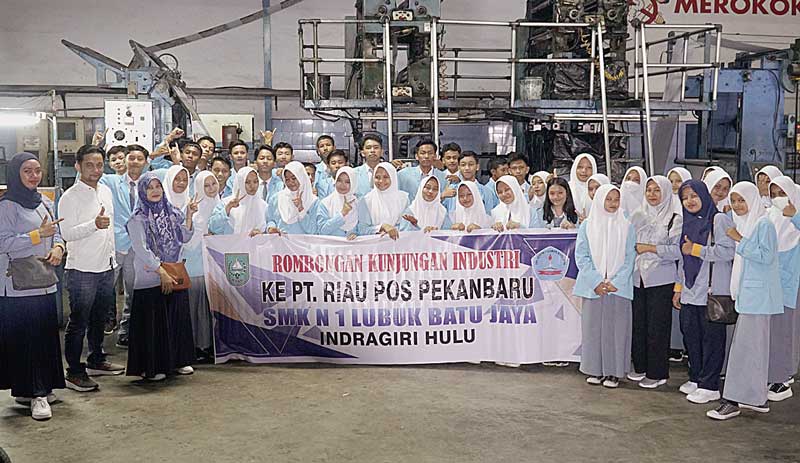 Redpel Pendapatan Riau Pos Syahrul Mukhlis foto bersama dengan siswa SMKN 1 Lubuk Batu Jaya, Inhu saat mengunjungi Riau Pos, Rabu (17/5/2023).