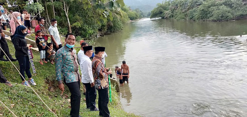 H Halim bersama masyarakat meninjau Lubuk Larangan di Desa Pangkalan Indarung Kecamatan Singingi, Jumat (23/10/2020). (DESRIANDI CANDRA/RIAUPOS.CO)