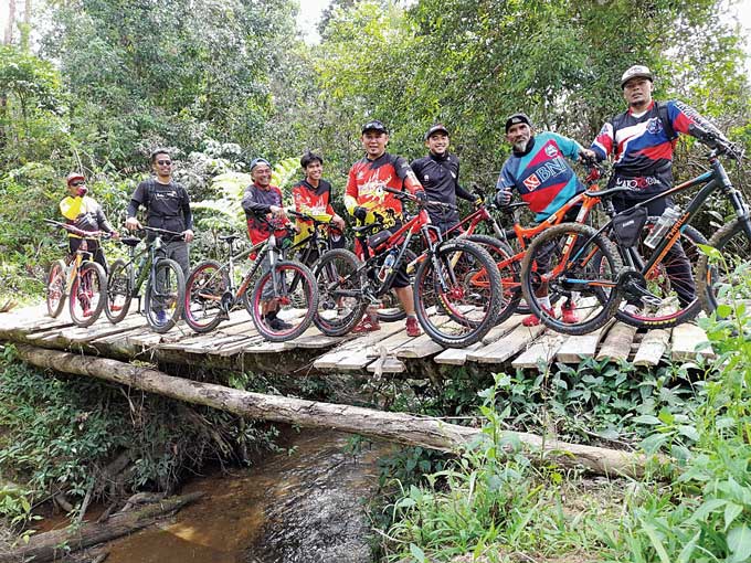Anggota komunitas Sakato Bike Limapuluh Kota kompak foto bersama di atas jembatan, beberapa waktu lalu.