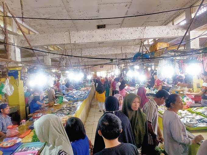 Sejumlah warga berada di los ikan dalam Pasar Rakyat Kota Rengat, Senin (13/3/2023). Pasar Rakyat Kota Rengat masuk salah satu item yang dinilai pada lomba kota bersih tahun 2023.