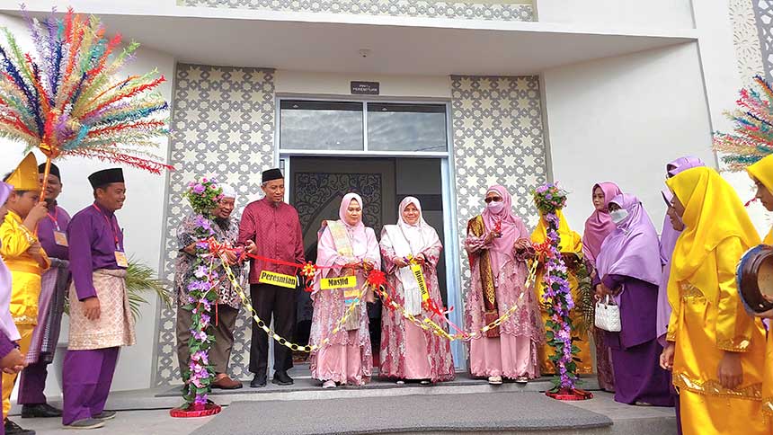 Pendiri Yayasan Bintang CendekiaÂ Dr dr Susiana Tabrani MPd, Irma Hafida Rahman MBA dan Nasria Azizah MBA meresmikanÂ Masjid Bintang Cendekia, Sabtu (11/2/2023).