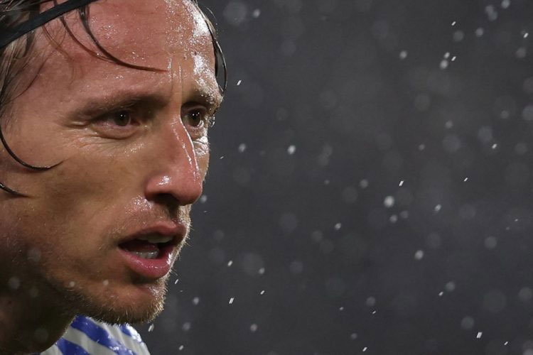 Luka Modrid menampilkan performa kelas dunia di panggung termegah untuk membantu Real Madrid mengalahkan Liverpool 5-2 di Anfield.