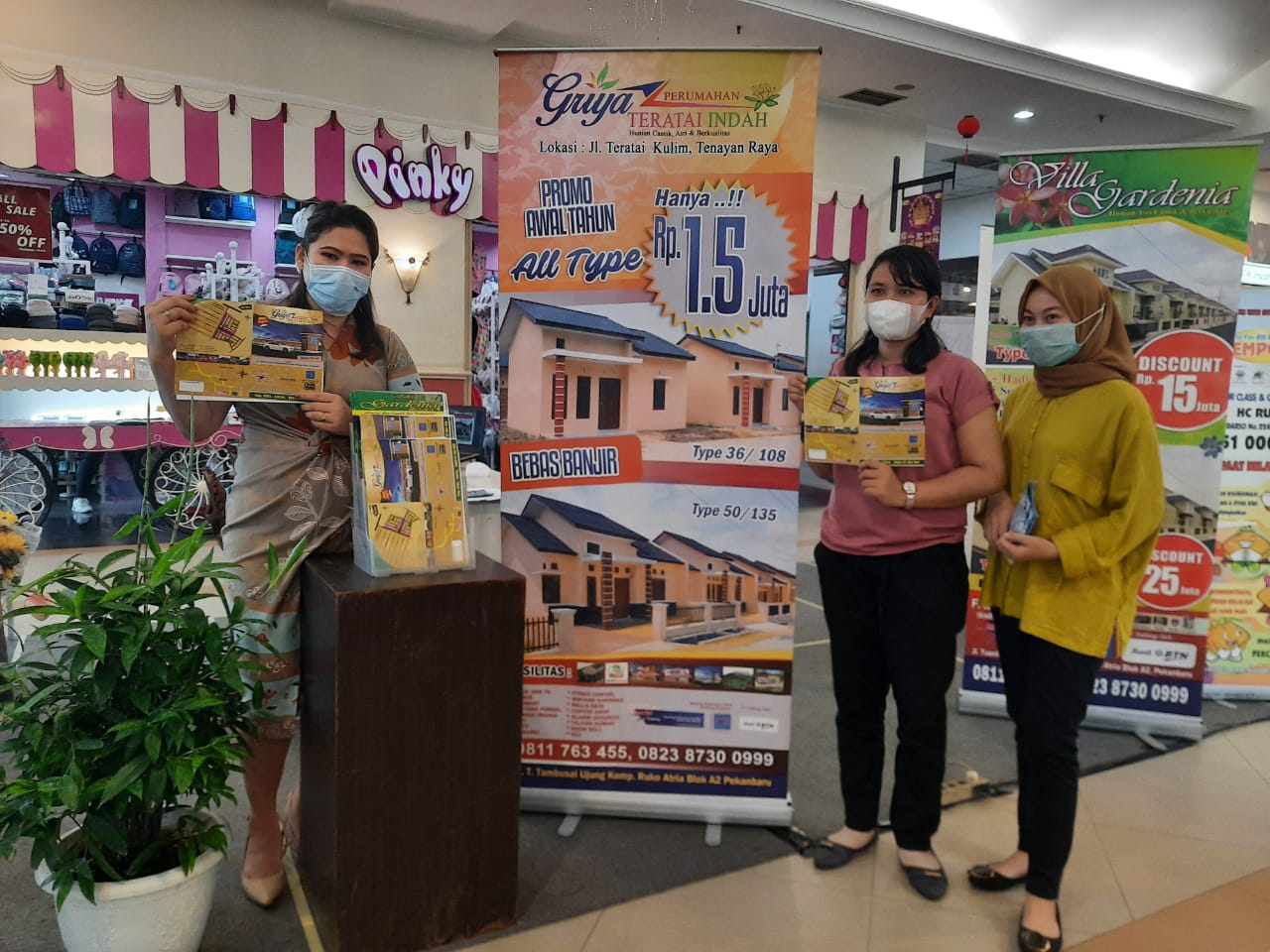 Karyawan Bintang Property saat mengadakan pameran di Mal Pekanbaru.