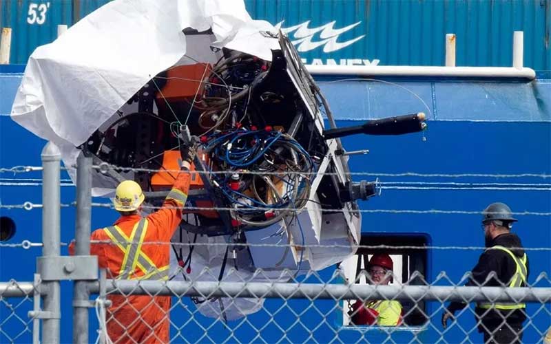 Puing kapal selam Titan saat diturunkan dari Kapal Horizon Arktik usai diangkat dari dalam laut.