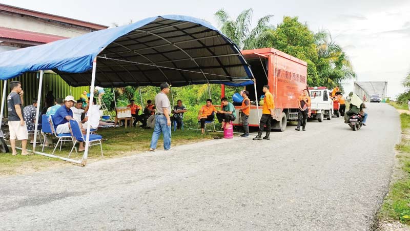 BPBD Kabupaten Kampar mendirikan dapur umum di Desa Gunung Sahilan, Kecamatan Gunung Sahilan, Kabupaten Kampar, Ahad (24/12/2023).