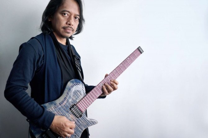 Dewa Budjana