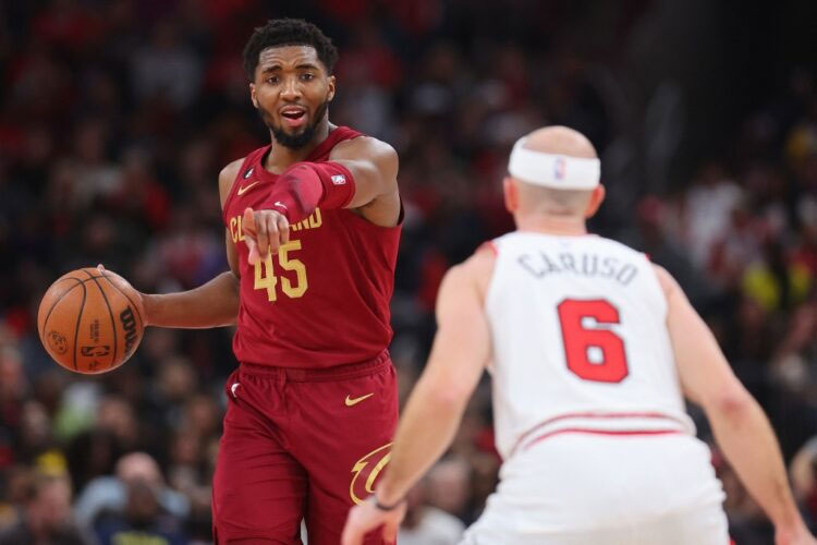 Guard Cleveland Cavaliers Donovan Mitchell saat beraksi melawan Chicago Bulls.