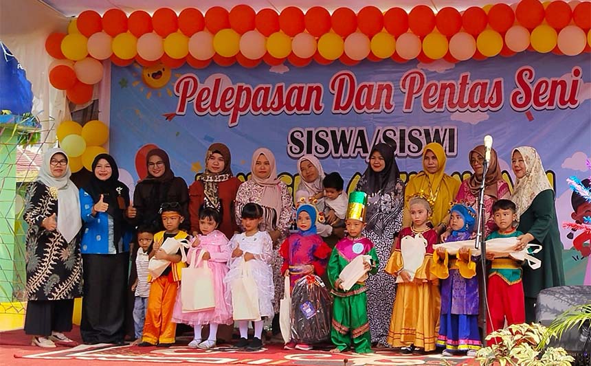 Kepala TKN 6 Pekanbaru Yuliarni, perwakilan Dinas Pendidikan Kota Pekanbaru dan komite foto bersama usai pemberian hadiah kepada murid berprestasi, Kamis (8/6/2023).