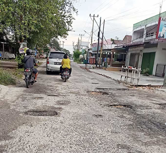 Jalan Kartama, Kecamatan Marpoyan Damai Pekanbaru mengalami rusak parah, Senin (16/5/2022).  Hingga sekarang belum ada tanda-tanda akan diperbaiki.