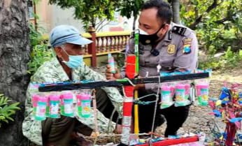 Aipda Purnomo, aggota Satlanas Polres Lamongan yang viral dan kakek penjual mainan anak.